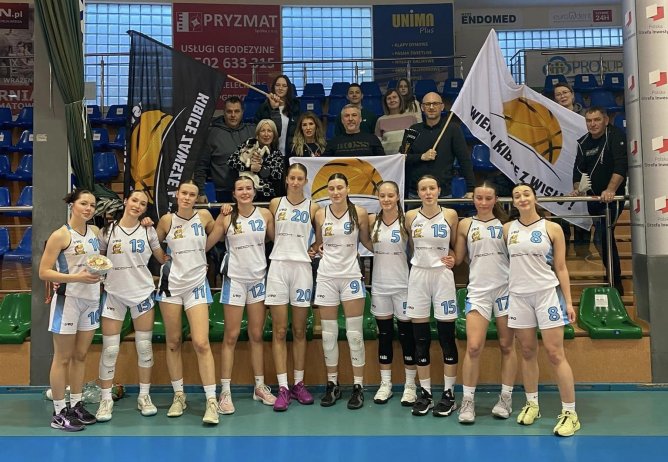 Koszykarki z kibicami